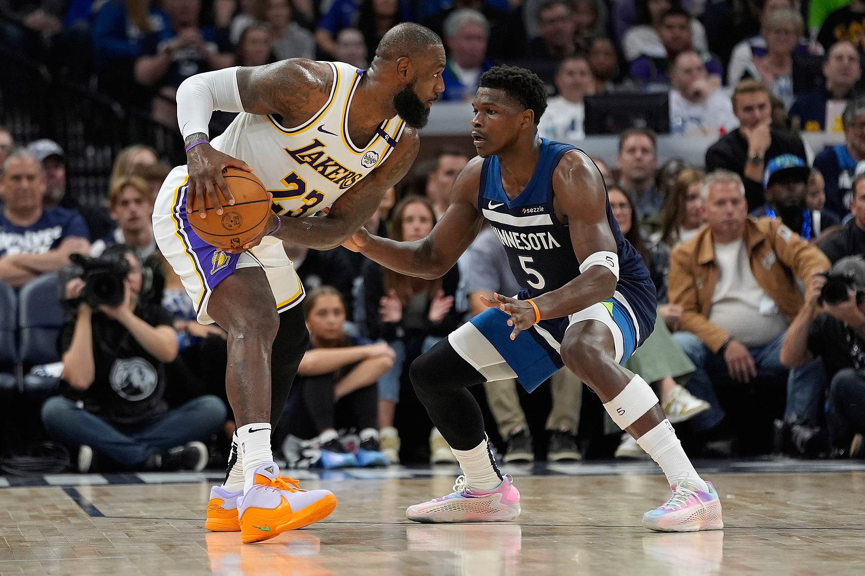 星空体育官网-一锅粥！火箭湖人太阳森林狼仅0.5胜场差 西部4-7输1场就进附加赛